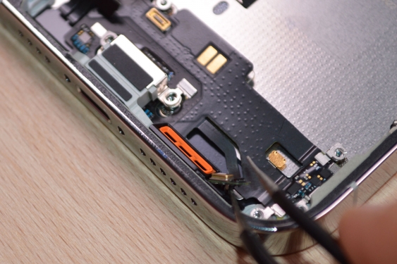 Guide photos remplacement connecteur de charge iPhone 13 Pro Max (Etape 15 - image 5)