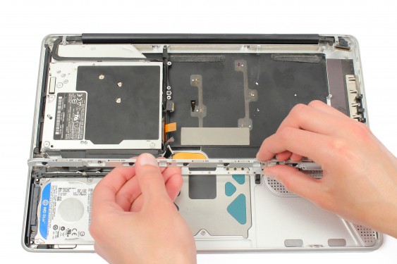 Guide photos remplacement récepteur infrarouge / support bas du disque dur MacBook Pro 15" Fin 2008 - Début 2009 (Modèle A1286 - EMC 2255) (Etape 32 - image 2)