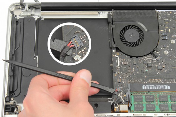 Guide photos remplacement câble de données et alimentation disque dur MacBook Pro 15" Fin 2008 - Début 2009 (Modèle A1286 - EMC 2255) (Etape 20 - image 1)