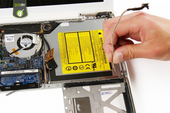 Guide photos remplacement connecteur d'alimentation et de données du disque dur Macbook Core 2 Duo (A1181 / EMC2200) (Etape 14 - image 3)
