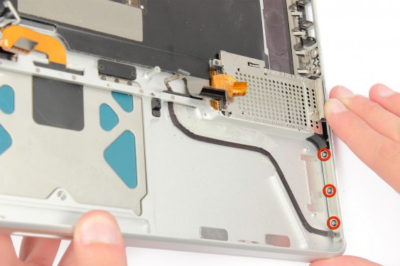 Guide photos remplacement indicateur de niveau de batterie MacBook Pro 15" Fin 2008 - Début 2009 (Modèle A1286 - EMC 2255) (Etape 39 - image 1)