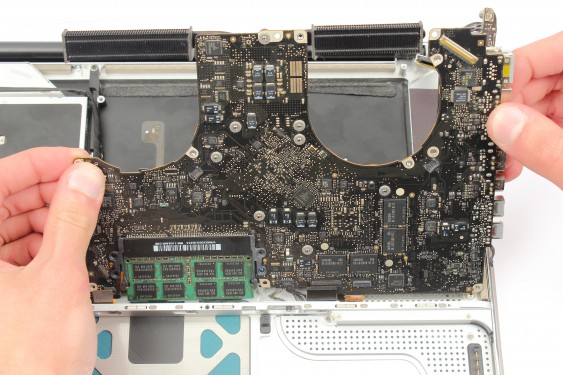 Guide photos remplacement récepteur infrarouge / support bas du disque dur MacBook Pro 15" Fin 2008 - Début 2009 (Modèle A1286 - EMC 2255) (Etape 28 - image 3)