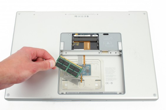 Guide photos remplacement barrettes mémoire ram Macbook Pro 17"  Modèles A1151, A1212, 1229 & A1261 (Etape 9 - image 4)