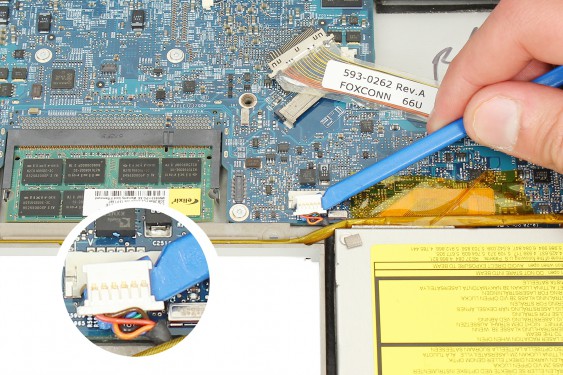 Guide photos remplacement capteur de température du radiateur principal Macbook Pro 17"  Modèles A1151, A1212, 1229 & A1261 (Etape 44 - image 2)