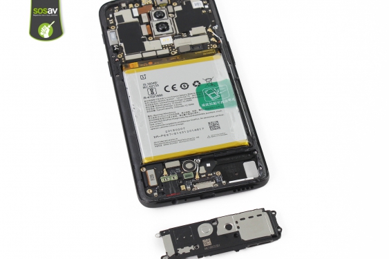 Guide photos remplacement nappe de liaison de l'écran et carte inférieure OnePlus 6 (Etape 13 - image 1)