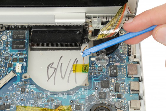 Guide photos remplacement capteur de température du châssis Macbook Pro 17"  Modèles A1151, A1212, 1229 & A1261 (Etape 23 - image 2)