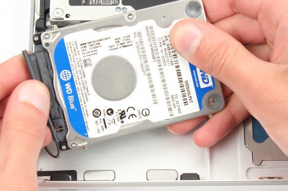 Guide photos remplacement récepteur infrarouge / support bas du disque dur MacBook Pro 15" Fin 2008 - Début 2009 (Modèle A1286 - EMC 2255) (Etape 37 - image 2)