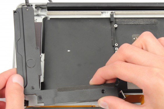 Guide photos remplacement récepteur infrarouge / support bas du disque dur MacBook Pro 15" Fin 2008 - Début 2009 (Modèle A1286 - EMC 2255) (Etape 43 - image 2)