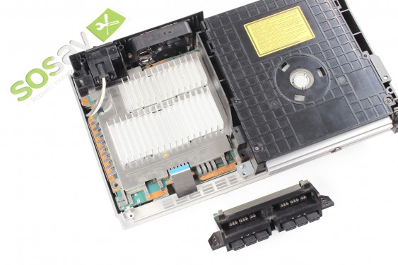 Guide photos remplacement logement / port d'extension Playstation 2 Fat (Etape 5 - image 2)
