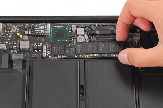 Guide photos remplacement disque dur ssd Macbook Air 13" mi-2011 EMC2469 (A1369) (Etape 5 - image 1)