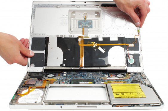 Guide photos remplacement haut-parleur droit Macbook Pro 17"  Modèles A1151, A1212, 1229 & A1261 (Etape 14 - image 1)