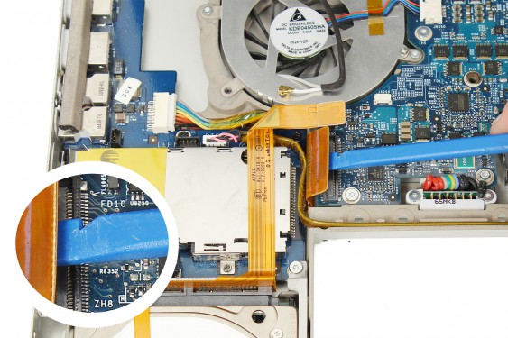 Guide photos remplacement capteur de température du radiateur principal Macbook Pro 17"  Modèles A1151, A1212, 1229 & A1261 (Etape 35 - image 2)