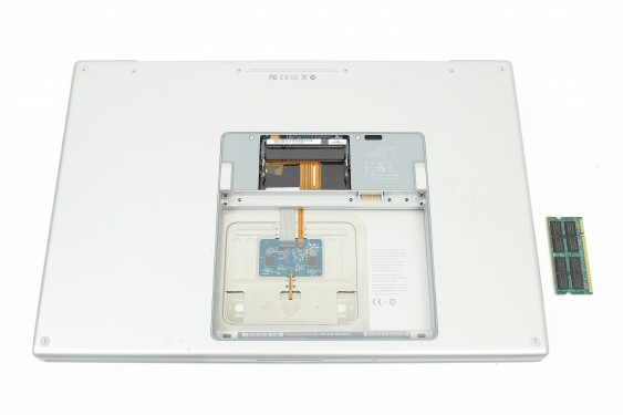 Guide photos remplacement barrettes mémoire ram Macbook Pro 17"  Modèles A1151, A1212, 1229 & A1261 (Etape 10 - image 1)