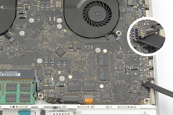 Guide photos remplacement récepteur infrarouge / support bas du disque dur MacBook Pro 15" Fin 2008 - Début 2009 (Modèle A1286 - EMC 2255) (Etape 10 - image 2)