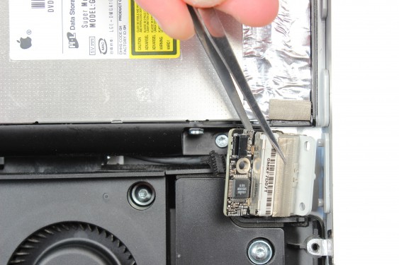 Guide photos remplacement lecteur de carte sd iMac 27" fin 2009 (EMC 2309 et 2374) (Etape 18 - image 1)