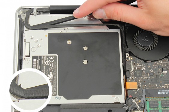 Guide photos remplacement câble de données et alimentation disque dur MacBook Pro 15" Fin 2008 - Début 2009 (Modèle A1286 - EMC 2255) (Etape 13 - image 3)