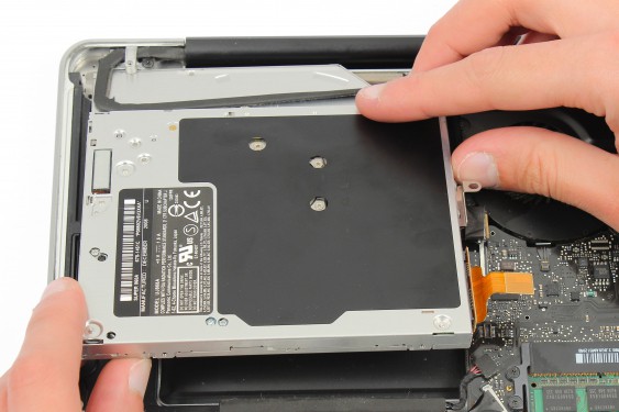 Guide photos remplacement haut-parleur droit MacBook Pro 15" Fin 2008 - Début 2009 (Modèle A1286 - EMC 2255) (Etape 14 - image 2)