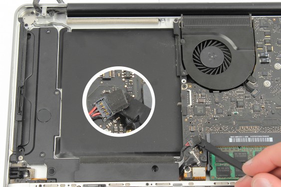 Guide photos remplacement câble de données et alimentation disque dur MacBook Pro 15" Fin 2008 - Début 2009 (Modèle A1286 - EMC 2255) (Etape 19 - image 2)