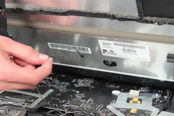Guide photos remplacement câble de liaison de la carte wifi (carte airport) iMac 27" fin 2009 (EMC 2309 et 2374) (Etape 12 - image 3)