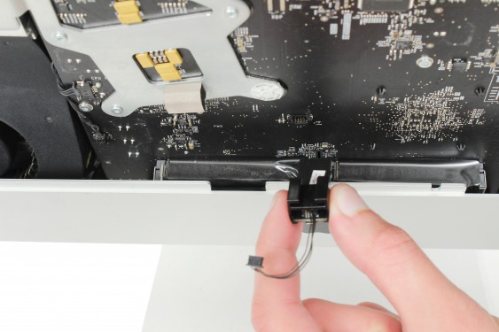 Guide photos remplacement haut-parleur droit iMac 27" fin 2009 (EMC 2309 et 2374) (Etape 37 - image 2)