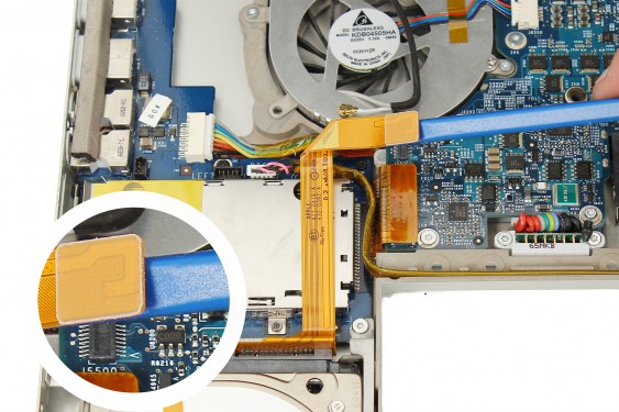 Guide photos remplacement capteur de température du radiateur principal Macbook Pro 17"  Modèles A1151, A1212, 1229 & A1261 (Etape 34 - image 2)