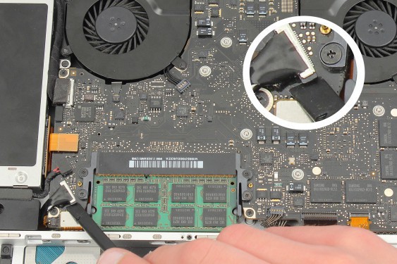 Guide photos remplacement indicateur de niveau de batterie MacBook Pro 15" Fin 2008 - Début 2009 (Modèle A1286 - EMC 2255) (Etape 16 - image 1)