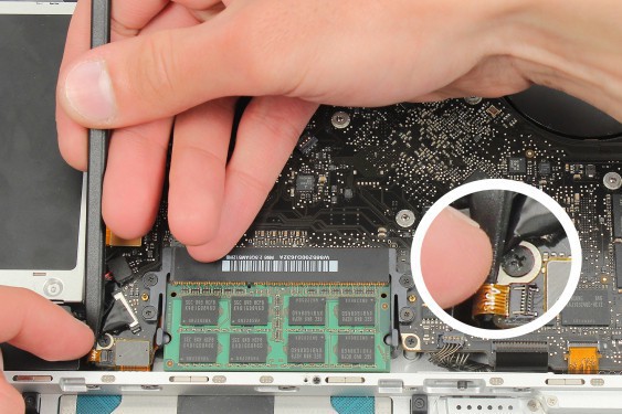 Guide photos remplacement connecteur de la batterie MacBook Pro 15" Fin 2008 - Début 2009 (Modèle A1286 - EMC 2255) (Etape 15 - image 3)
