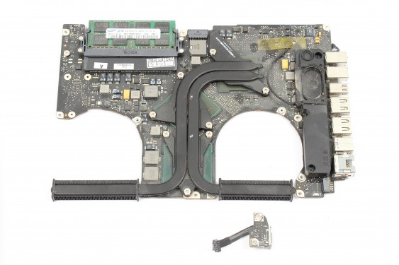 Guide photos remplacement connecteur magsafe MacBook Pro 15" Fin 2008 - Début 2009 (Modèle A1286 - EMC 2255) (Etape 32 - image 1)