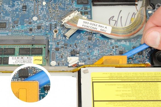 Guide photos remplacement capteur de température du radiateur principal Macbook Pro 17"  Modèles A1151, A1212, 1229 & A1261 (Etape 46 - image 2)