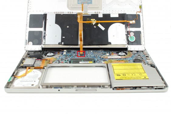 Guide photos remplacement capteur de température du radiateur principal Macbook Pro 17"  Modèles A1151, A1212, 1229 & A1261 (Etape 13 - image 1)