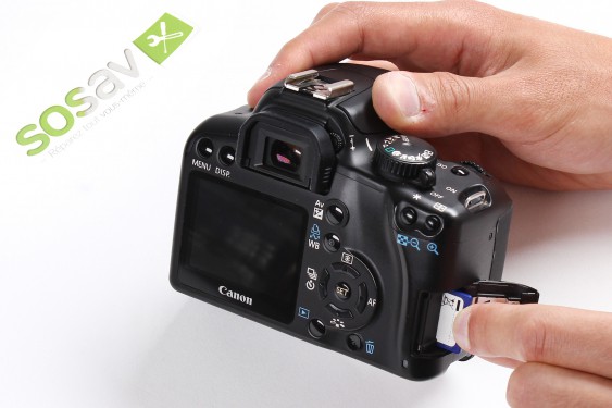 Guide photos remplacement carte sd Canon EOS 1000D / Rebel XS / Kiss F (Etape 3 - image 3)