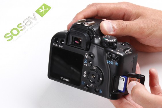 Guide photos remplacement carte sd Canon EOS 1000D / Rebel XS / Kiss F (Etape 3 - image 2)