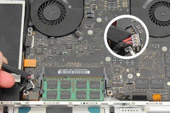 Guide photos remplacement connecteur de la batterie MacBook Pro 15" Fin 2008 - Début 2009 (Modèle A1286 - EMC 2255) (Etape 17 - image 4)