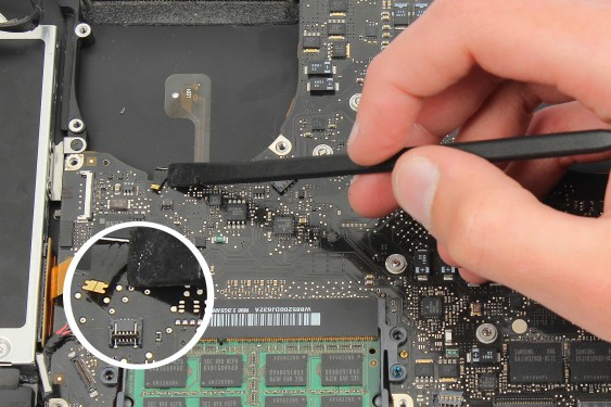 Guide photos remplacement récepteur infrarouge / support bas du disque dur MacBook Pro 15" Fin 2008 - Début 2009 (Modèle A1286 - EMC 2255) (Etape 24 - image 4)