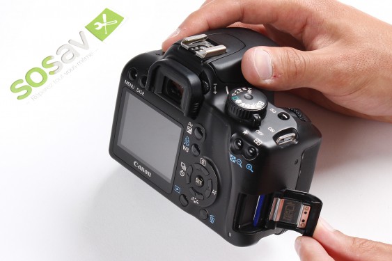 Guide photos remplacement carte sd Canon EOS 1000D / Rebel XS / Kiss F (Etape 2 - image 4)