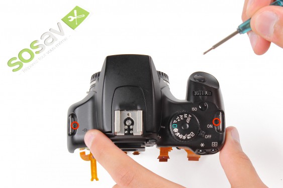 Guide photos remplacement nappe de contact poignée batterie Canon EOS 1000D / Rebel XS / Kiss F (Etape 38 - image 1)