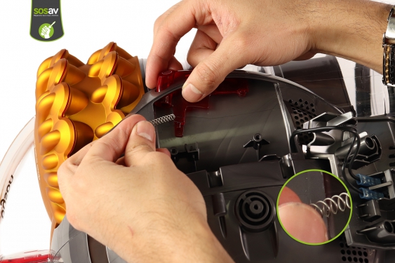Guide photos remplacement bouton allumage (plastique rouge) Aspirateur Dyson Cinetic Big Ball 2 (Etape 5 - image 2)