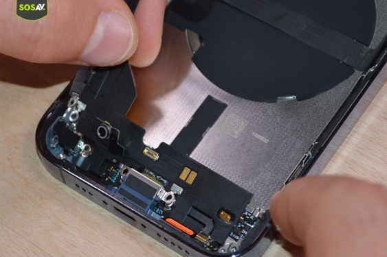 Guide photos remplacement connecteur de charge iPhone 13 Pro (Etape 16 - image 4)