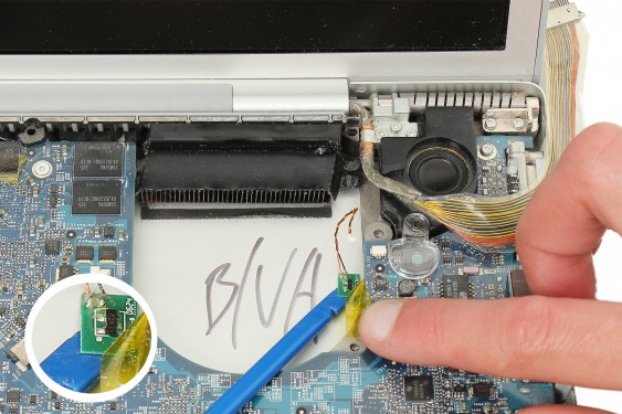 Guide photos remplacement capteur de température du châssis Macbook Pro 17"  Modèles A1151, A1212, 1229 & A1261 (Etape 25 - image 2)