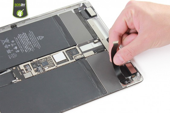 Guide photos remplacement nappe raccordement boutons / caméra iPad Pro 12,9" (2015) (Etape 28 - image 1)