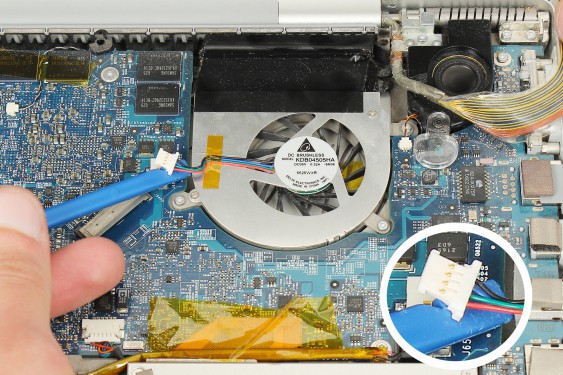 Guide photos remplacement ventilateur droit Macbook Pro 17"  Modèles A1151, A1212, 1229 & A1261 (Etape 17 - image 3)