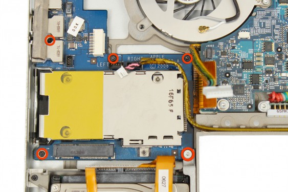 Guide photos remplacement capteur de température du radiateur principal Macbook Pro 17"  Modèles A1151, A1212, 1229 & A1261 (Etape 38 - image 1)