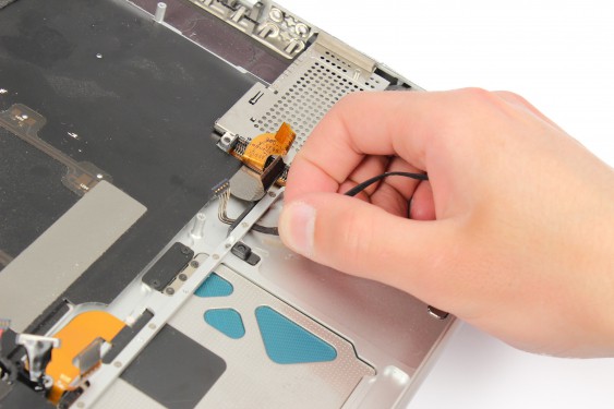 Guide photos remplacement indicateur de niveau de batterie MacBook Pro 15" Fin 2008 - Début 2009 (Modèle A1286 - EMC 2255) (Etape 41 - image 1)