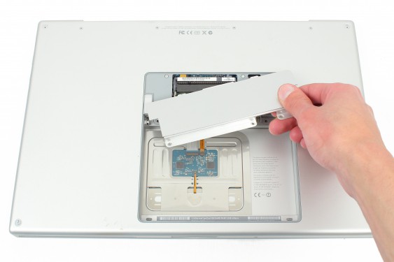 Guide photos remplacement carte mère Macbook Pro 17"  Modèles A1151, A1212, 1229 & A1261 (Etape 6 - image 3)