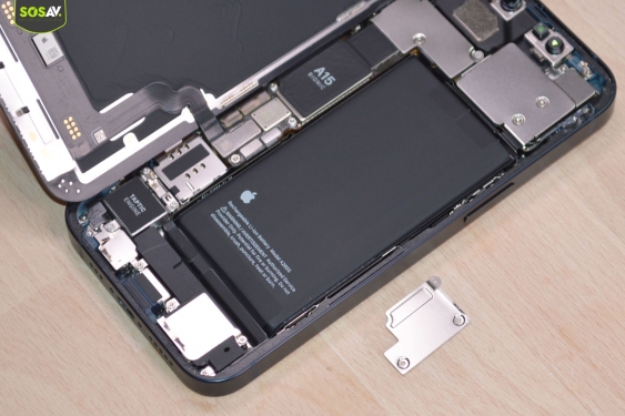 Guide photos remplacement batterie iPhone 13 (Etape 4 - image 3)