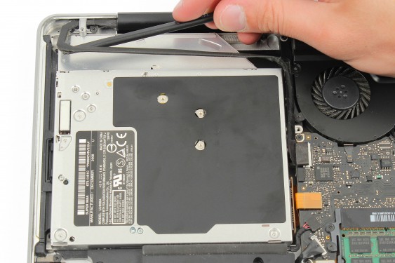 Guide photos remplacement haut-parleur droit MacBook Pro 15" Fin 2008 - Début 2009 (Modèle A1286 - EMC 2255) (Etape 11 - image 4)