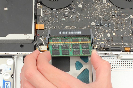 Guide photos remplacement barrettes de mémoire ram MacBook Pro 15" Fin 2008 - Début 2009 (Modèle A1286 - EMC 2255) (Etape 11 - image 3)