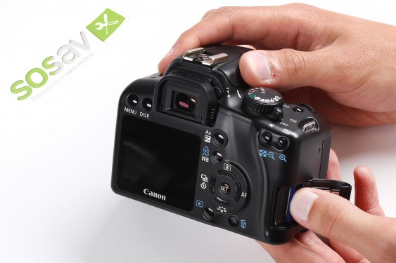 Guide photos remplacement carte sd Canon EOS 1000D / Rebel XS / Kiss F (Etape 3 - image 1)