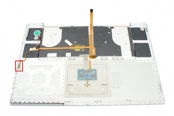 Guide photos remplacement capteur de fermeture de l'écran Macbook Pro 17"  Modèles A1151, A1212, 1229 & A1261 (Etape 16 - image 1)