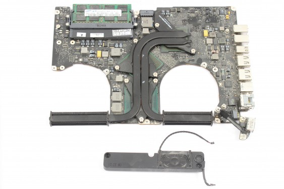 Guide photos remplacement haut-parleur gauche MacBook Pro 15" Fin 2008 - Début 2009 (Modèle A1286 - EMC 2255) (Etape 34 - image 3)